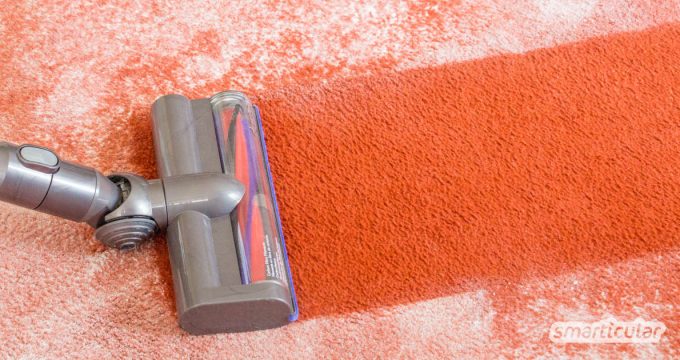 Wenn der Teppich fleckig und schmuddelig aussieht, brauchst du keinen teuren Spezialreiniger. Mit selbst gemachtem Reiniger aus Hausmitteln wird er wieder richtig sauber!