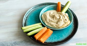 Hummus ist vermutlich das leckerste, was du aus Kichererbsen machen kannst. Dieses erweiterbare Grundrezept ist preiswert und stellt Supermarktprodukte in den Schatten.