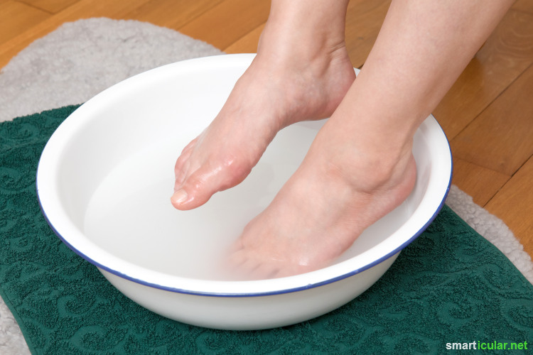 In vielen Fällen helfen einfache Hausmittel, lästigen Fußpilz schnell wieder loszuwerden. Wer einige Tipps beachtet, kann einem neuerlichen Befall leicht vorbeugen. 