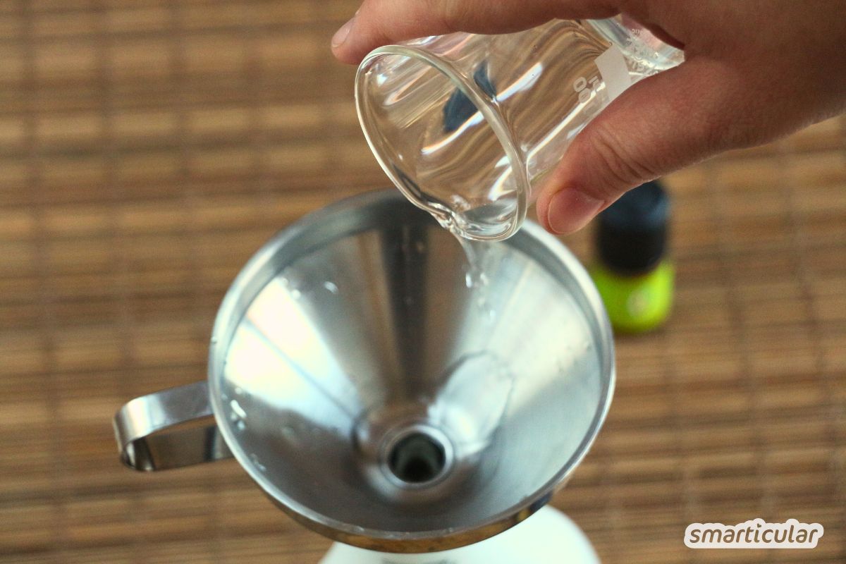 Nur Essig und Wasser: So schnell kannst du einen effektiven Kühlschrankreiniger selber machen. Sparsam, chemiefrei und lebensmittelecht.