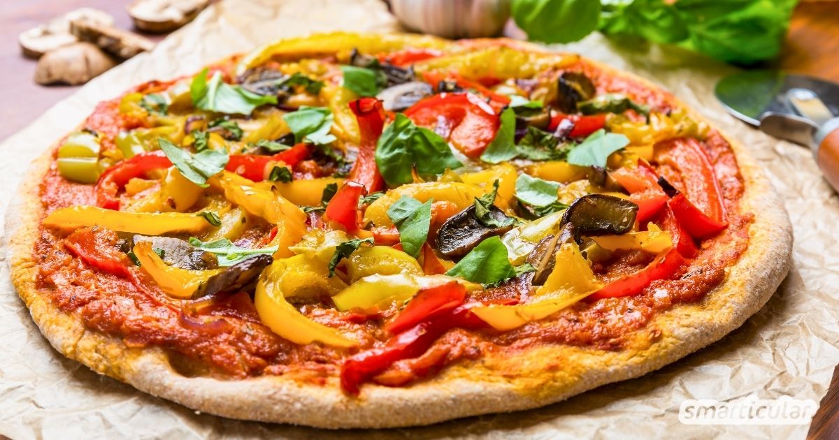 Pizza ohne Käse? Dieses Rezept für vegane Pizza schmeckt richtig lecker und ist herrlich saftig - dank frischem Gemüse und wertvollen Ölen.
