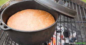 Wenn der Grill schon mal an ist: Nutze die Glut doch, um Brot im Gusstopf zu backen, statt die Hitze unter dem Rost ungenutzt verpuffen zu lassen.Wenn der Grill schon mal an ist: Nutze die Glut doch, um Brot im Gusstopf zu backen, statt die Hitze unter dem Rost ungenutzt verpuffen zu lassen.