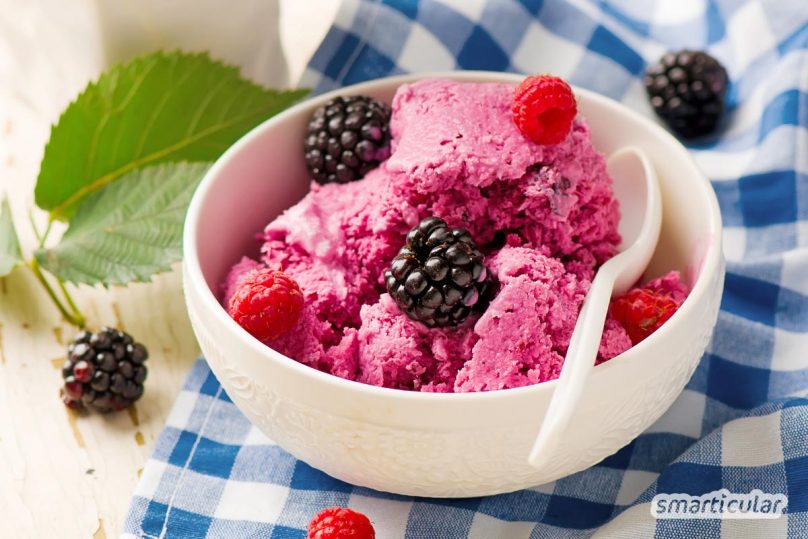 Die perfekte kühle Leckerei für den Sommer: Mit nur drei Zutaten lässt sich ein erfrischender Frozen Joghurt selber machen - ganz ohne Eismaschine!