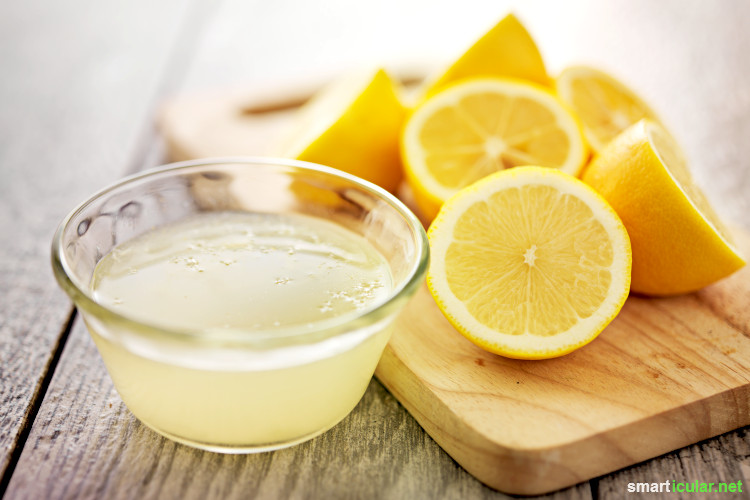 Ein Fruchtsäurepeeling, das die Haut weniger reizt als ein Zucker- oder Salzpeeling, kannst du mit Zitronensaft oder Früchten einfach selbst herstellen.