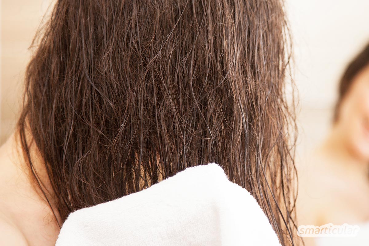Haare waschen mit Natron und Apfelessig: Herkömmliches Shampoo mit umweltschädlichen Tensiden und fragwürdigen Zusätzen ist zum Haarewaschen gar nicht nötig!