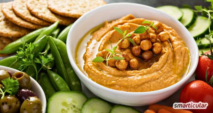 Statt ein Fertigprodukt zu kaufen, kannst du Hummus selber machen. Mit diesem Rezept ist das kinderleicht und nach Geschmack variierbar.