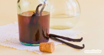 Statt Vanillinzucker oder Vanillearoma aus dem Handel zu verwenden, kannst du ein natürliches, flüssiges Vanille-Extrakt selber machen.
