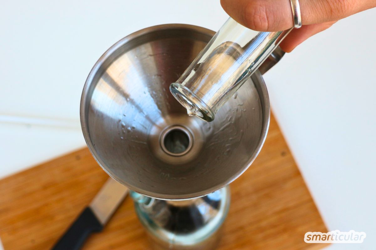 vanilleextrakt-selber-machen-rezept-4 Statt Vanillinzucker oder Vanillearoma aus dem Handel zu verwenden, kannst du ein natürliches, flüssiges Vanille-Extrakt selber machen.