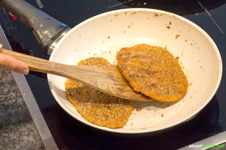 Mit dem Mehl der Lupine lassen sich zahlreiche Rezepte verfeinern. Selbst ein knuspriges veganes Schnitzel kannst du daraus herstellen, mit nur wenigen Handgriffen.