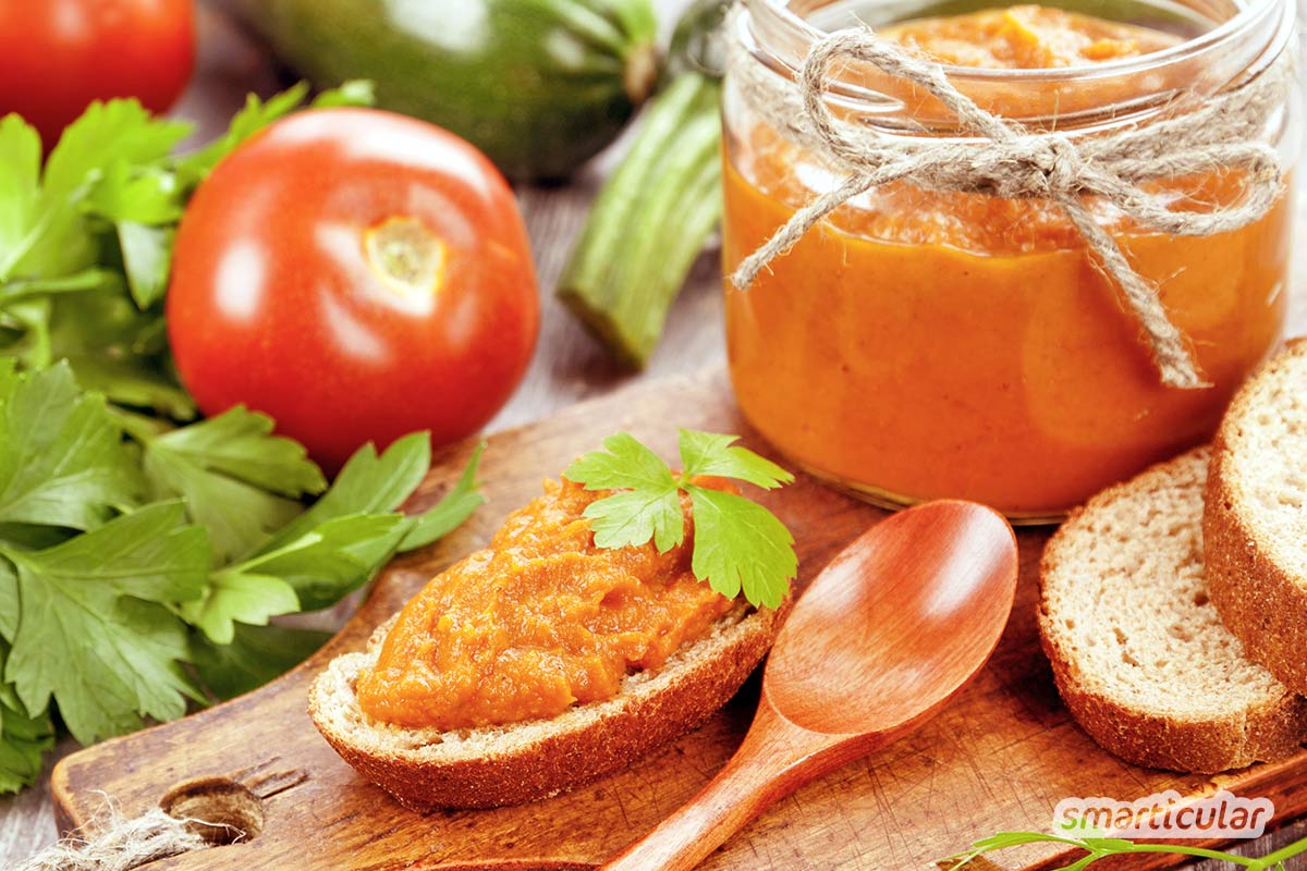 Was haben Tomate, Zucchini und Gurke gemeinsam? Aus den Sommergemüse-Sorten kannst du tolle Aufstriche herstellen! Gesunder Genuss (nicht nur) fürs Brot.