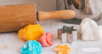 Salzteig lässt sich einfach und schnell aus Küchenzutaten herstellen und kreativ verarbeiten. Diese Variante mit Natron ist noch feiner und zudem reinweiß.