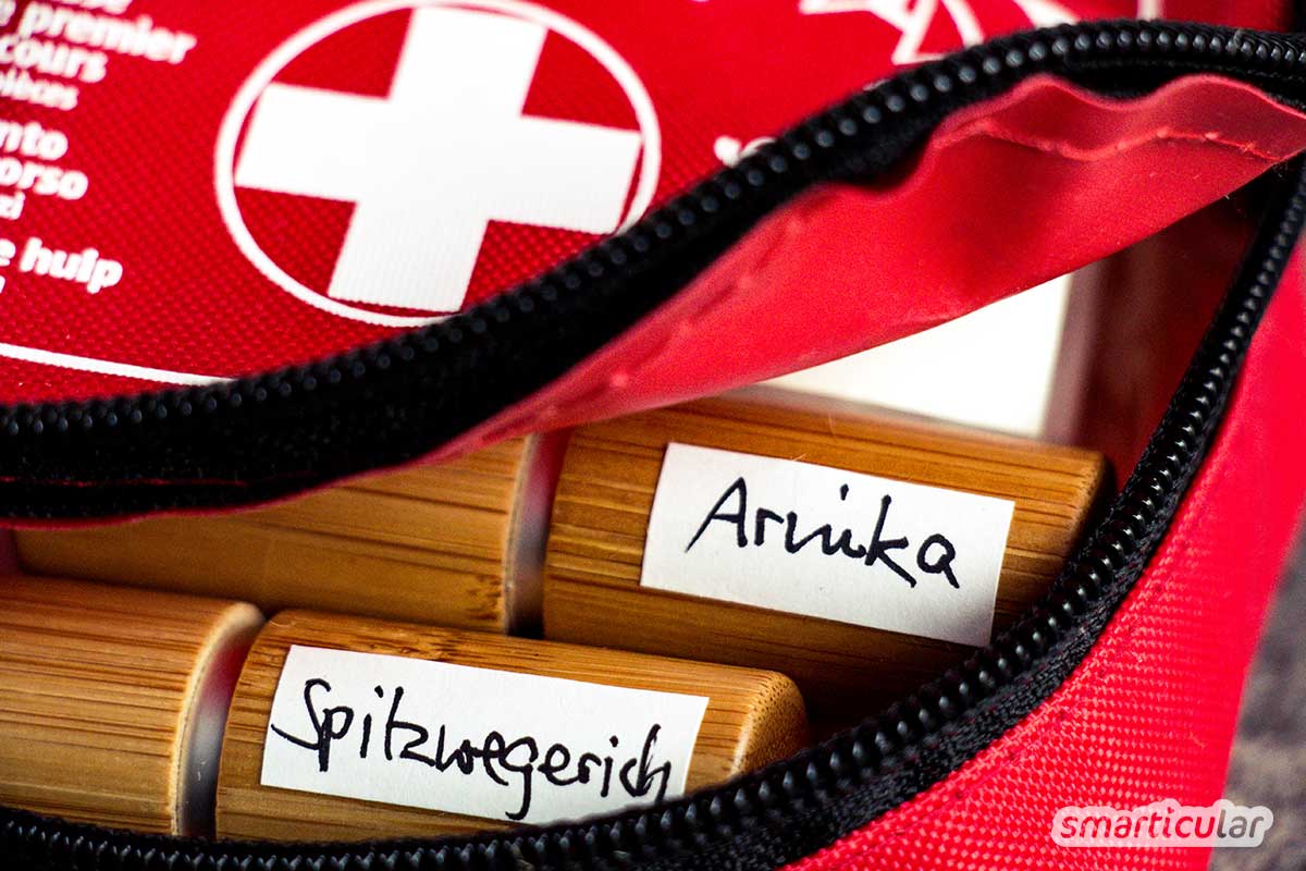 Wenn Kinder Beulen oder Schürfwunden vom Toben davontragen, helfen Arnika und Spitzwegerich auf natürliche Weise. In Stiftform lassen sie sich einfach mitnehmen und unterwegs auftragen.
