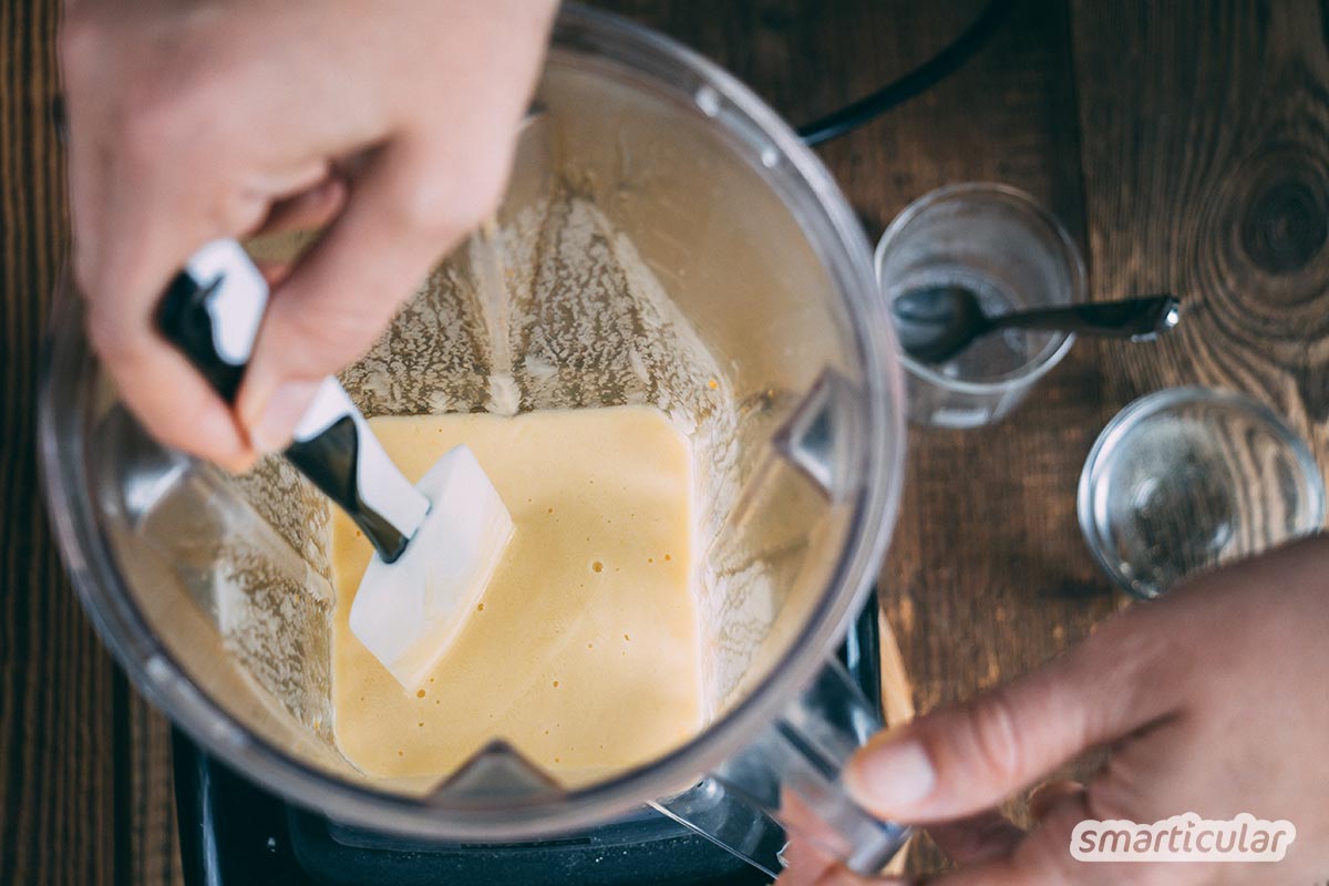 Anstatt Margarine aus dem Supermarkt mit bedenklichen Inhaltsstoffen zu verwenden, kannst du vegane Butter aus der Pflanzenmilch deiner Wahl auch einfach selbst herstellen.