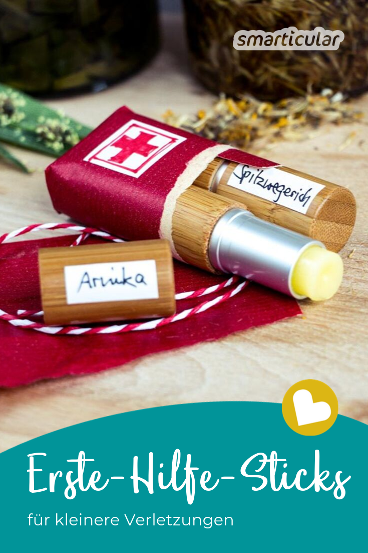 Wenn Kinder Beulen oder Schürfwunden vom Toben davontragen, helfen Arnika und Spitzwegerich auf natürliche Weise. In Stiftform lassen sie sich einfach mitnehmen und unterwegs auftragen.