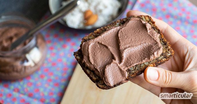 Statt den Trester wegzuwerfen, der bei der Herstellung von Mandelmilch übrig bleibt, kannst du mit diesem Rezept einen leckeren veganen Schokoaufstrich daraus machen.