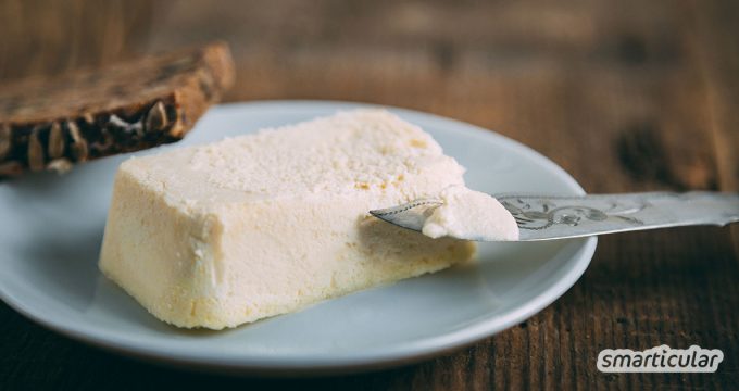 Anstatt Margarine aus dem Supermarkt mit bedenklichen Inhaltsstoffen zu verwenden, kannst du vegane Butter aus der Pflanzenmilch deiner Wahl auch einfach selbst herstellen.