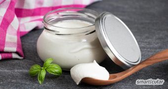 Crème fraîche lässt sich auch ohne tierische Bestandteile ganz einfach selber machen. In diesem Rezept sorgen Joghurtkulturen für den angenehm-säuerlichen Geschmack und die feste Konsistenz.
