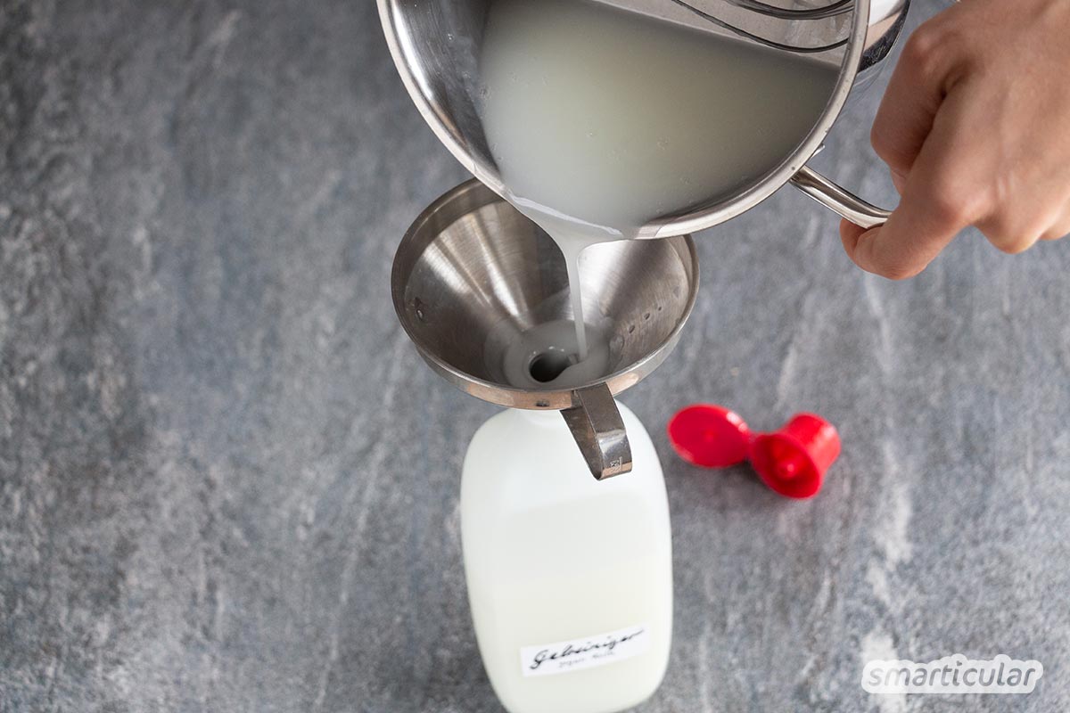 Bei hartnäckigen Kalkrändern in Küche und Bad hilft ein einfaches Kalklöser-Spray oft nicht weiter. Dafür braucht es einen haftenden DIY-Gelreiniger!