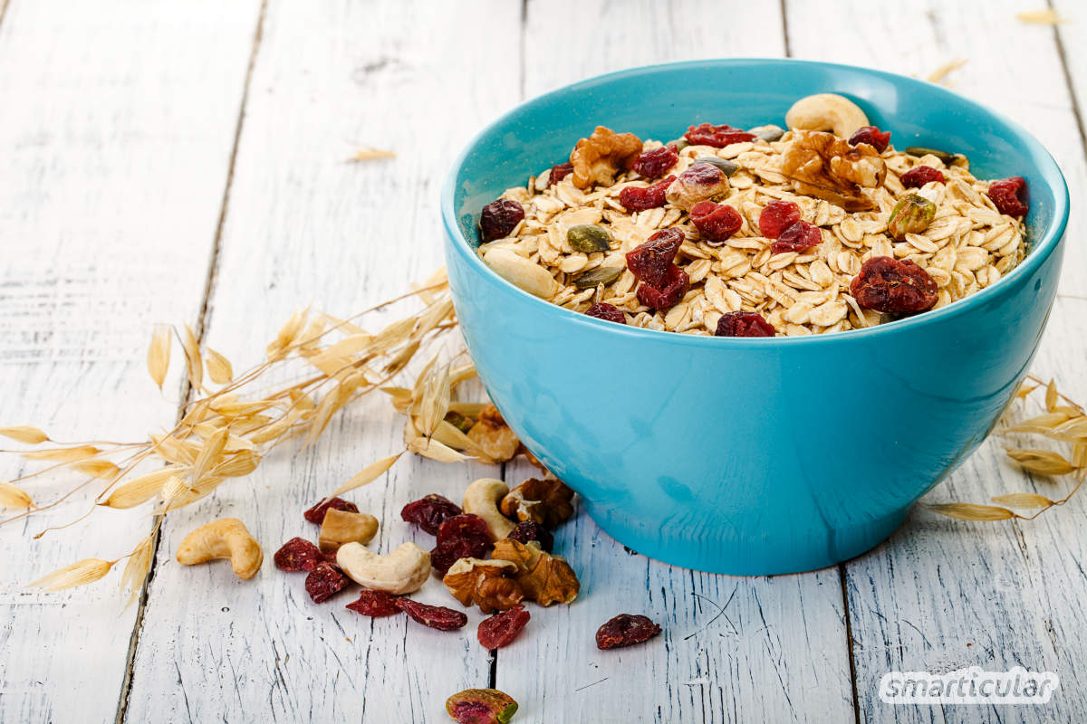 Ernährungsumstellung hilft bei Pickeln und Akne: Statt bloß Süßes und Fettiges zu vermeiden, kannst du gezielt zu Lebensmitteln greifen, die deine Haut aktiv gegen Pickel unterstützen.