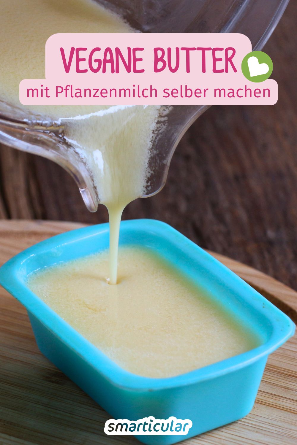 Anstatt Margarine im Supermarkt mit bedenklichen Inhaltsstoffen zu kaufen, kannst du vegane Butter selber machen - mit Pflanzenmilch.