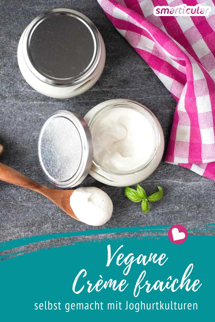 Crème fraîche lässt sich auch ohne tierische Bestandteile ganz einfach selber machen. In diesem Rezept sorgen Joghurtkulturen für den angenehm-säuerlichen Geschmack und die feste Konsistenz.