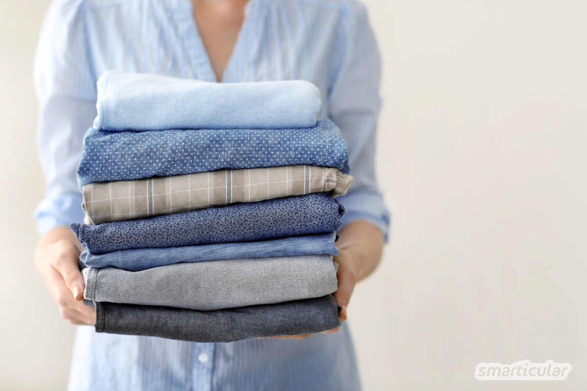 Ein Bügeleisen ist nicht unbedingt notwendig, wenn du minimalistisch leben oder Zeit und Geld sparen möchtest - schließlich lassen sich Hemd und Bluse auch mit anderen Tricks glätten.