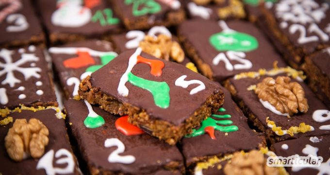 Lass uns dieses Jahr einen Adventskalender backen! Mit diesem Rezept für 24 kleine Lebkuchen kannst du in der Vorweihnachtszeit etwas ganz Besonderes verschenken.