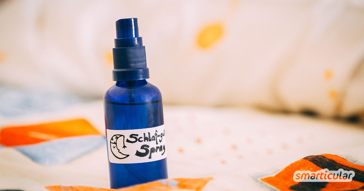 Bei Einschlafproblemen und innerer Unruhe können ätherische Öle helfen. Mit diesem einfachen Rezept für selbst gemachtes Schlaf-gut-Spray wird das Kopfkissen zur wohltuenden Einschlafhilfe.