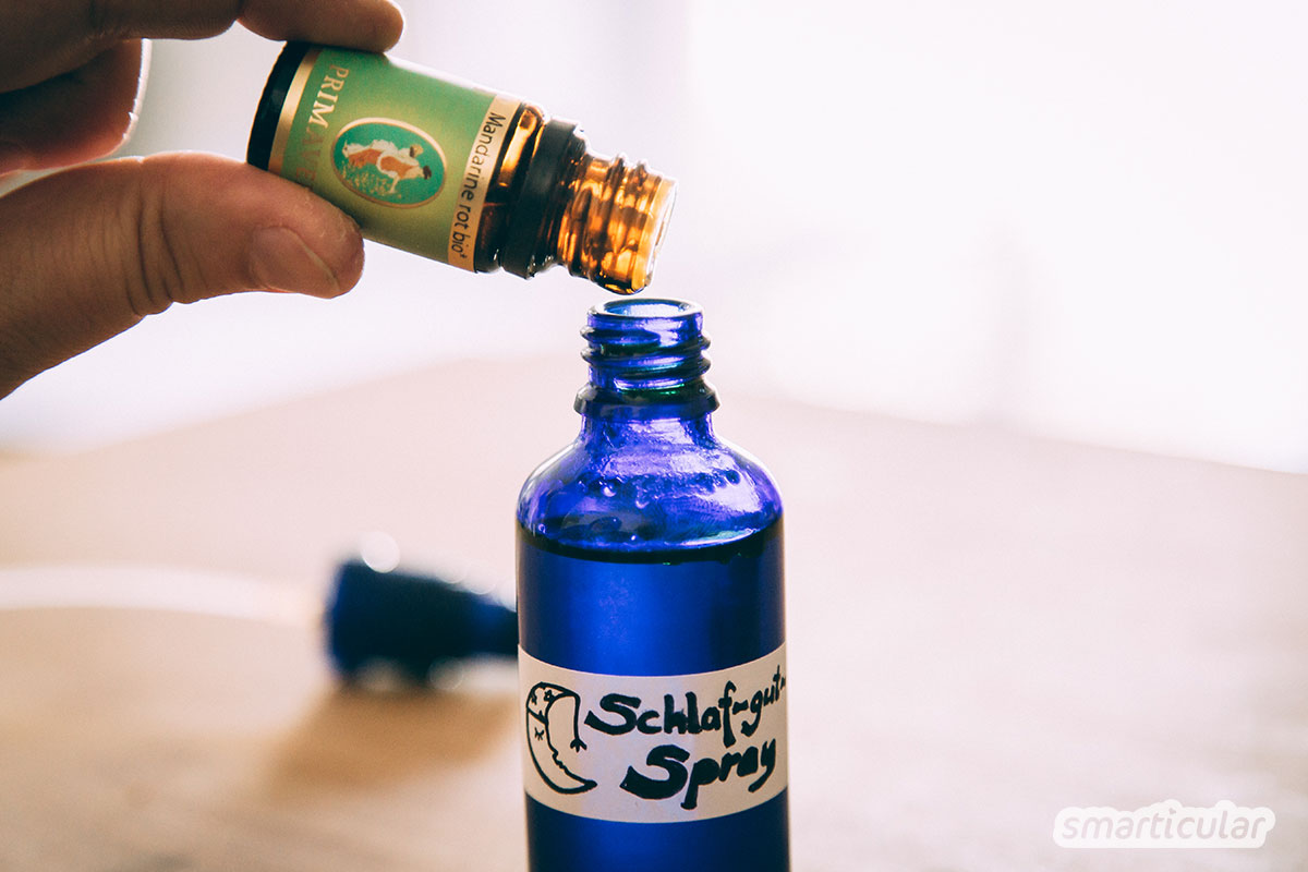 Bei Einschlafproblemen und innerer Unruhe können ätherische Öle helfen. Mit diesem einfachen Rezept für selbst gemachtes Schlaf-gut-Spray wird das Kopfkissen zur wohltuenden Einschlafhilfe.