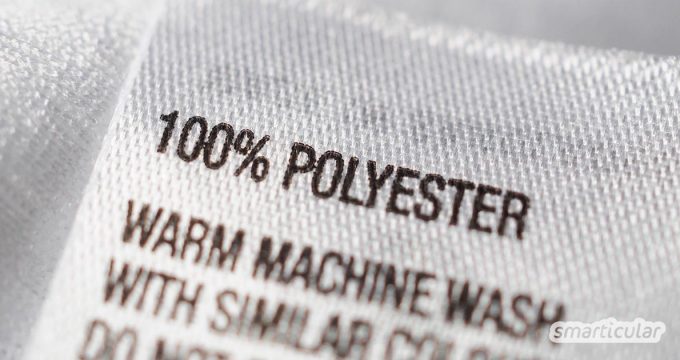Synthetische Fasern in Kleidungsstücken gehören zu den Hauptverursachern von umweltschädlichem Mikroplastik. Diese Tipps helfen, das Problem zu vermeiden.