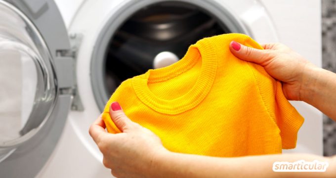 Wenn Synthetikkleidung gewaschen wird, gelangen Mikroplastikfasern ins Abwasser und gefährden die Umwelt und die Gesundheit. Mit diesen Tipps kannst du das Problem vermeiden.