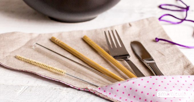 Statt Einwegbesteck aus Plastik zu verwenden, wenn du unterwegs etwas isst, kannst du dir dieses wiederverwendbare Zero-Waste-Besteckset selbst zusammenstellen.