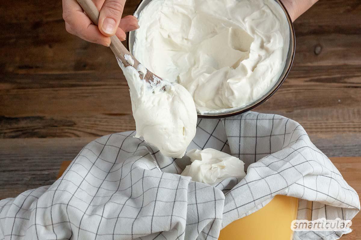 Wenn du Frischkäse ohne Zusatzstoffe und Verpackungsmüll genießen möchtest, kannst du ihn aus Quark ganz einfach und in vielen unterschiedlich gewürzten Varianten selbst herstellen.