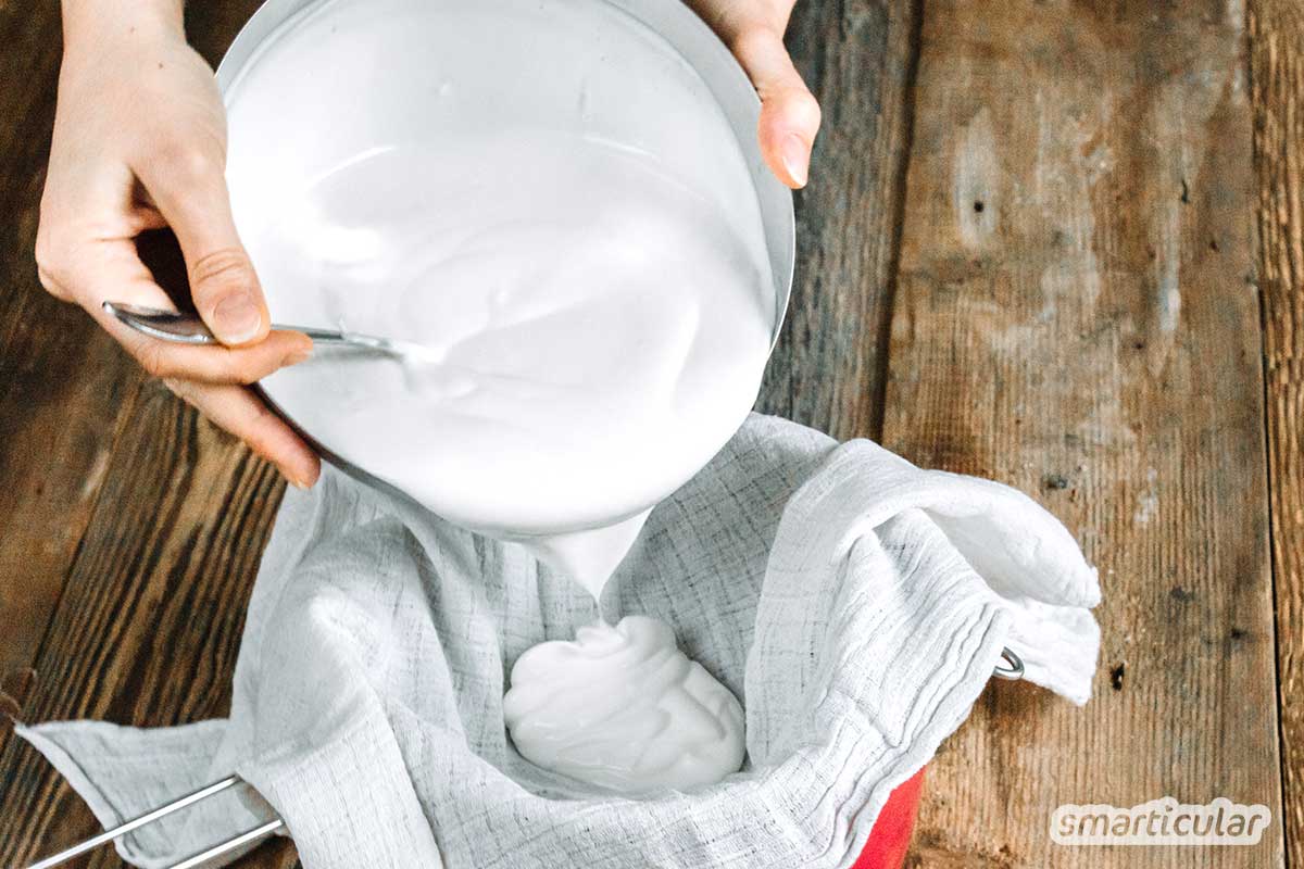 Wer Frischkäse ohne Plastikverpackung möchte, kommt ums Selbermachen kaum herum. Zum Glück ist es ganz einfach, köstlichen Frischkäse aus Joghurt herzustellen.