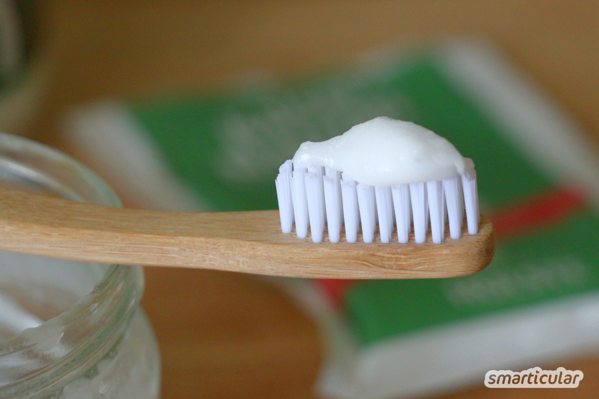 Bei der herkömmlichen Zahnpflege entsteht jede Menge Plastikmüll - doch mit diesen plastikfreien Alternativen werden Zähne, Zahnfleisch und Co. nachhaltig sauber.