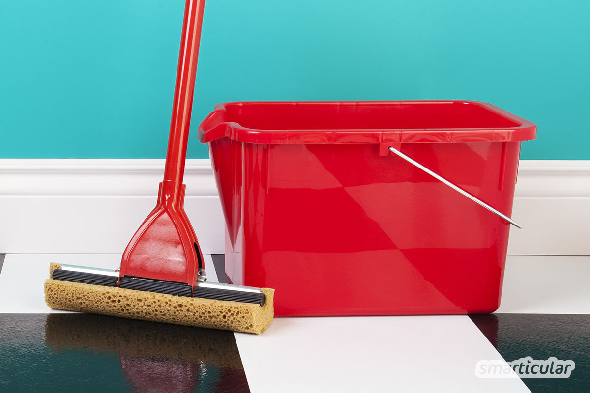 Linoleum als Fußbodenbelag hat viele Vorteile gegenüber Plastik-Bodenbelägen. Zudem lässt er sich einfach und schnell wischen. Bei richtiger Reinigung und Pflege bleiben seine Vorzüge lange erhalten.