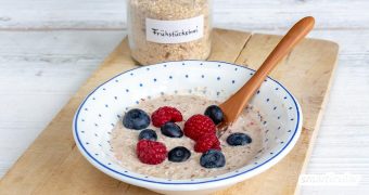 Ein köstlicher Frühstücksbrei ist mit einer fertigen Trockenmischung viel schneller zubereitet. Mit diesem einfachen Rezept stellst du die Porridge-Mischung auf Vorrat her.