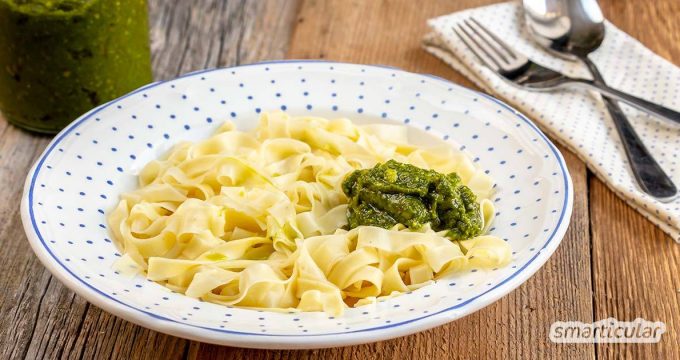 Vegane Nudeln ohne Ei, nur mit Hartweizengrieß und Wasser: So machst du den perfekten Nudelteig für die Verarbeitung mit der Nudelmaschine oder per Hand.