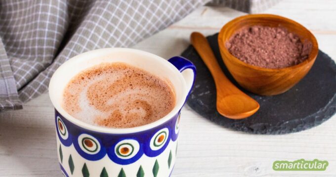 Weg mit den überzuckerten Fertigprodukten! Mit diesem einfachen Rezept kannst du Kakaopulver selber machen und nach Geschmack variieren.