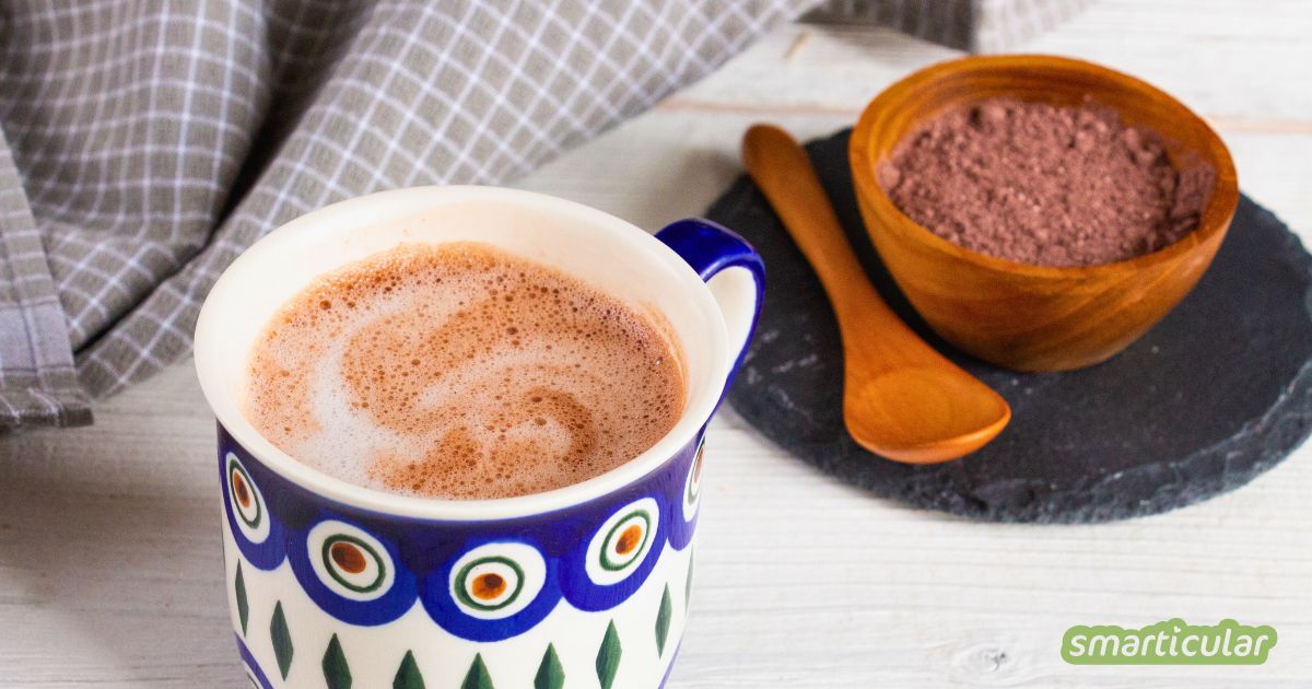 Weg mit den überzuckerten Fertigprodukten! Mit diesem einfachen Rezept kannst du Kakaopulver selber machen und nach Geschmack variieren.