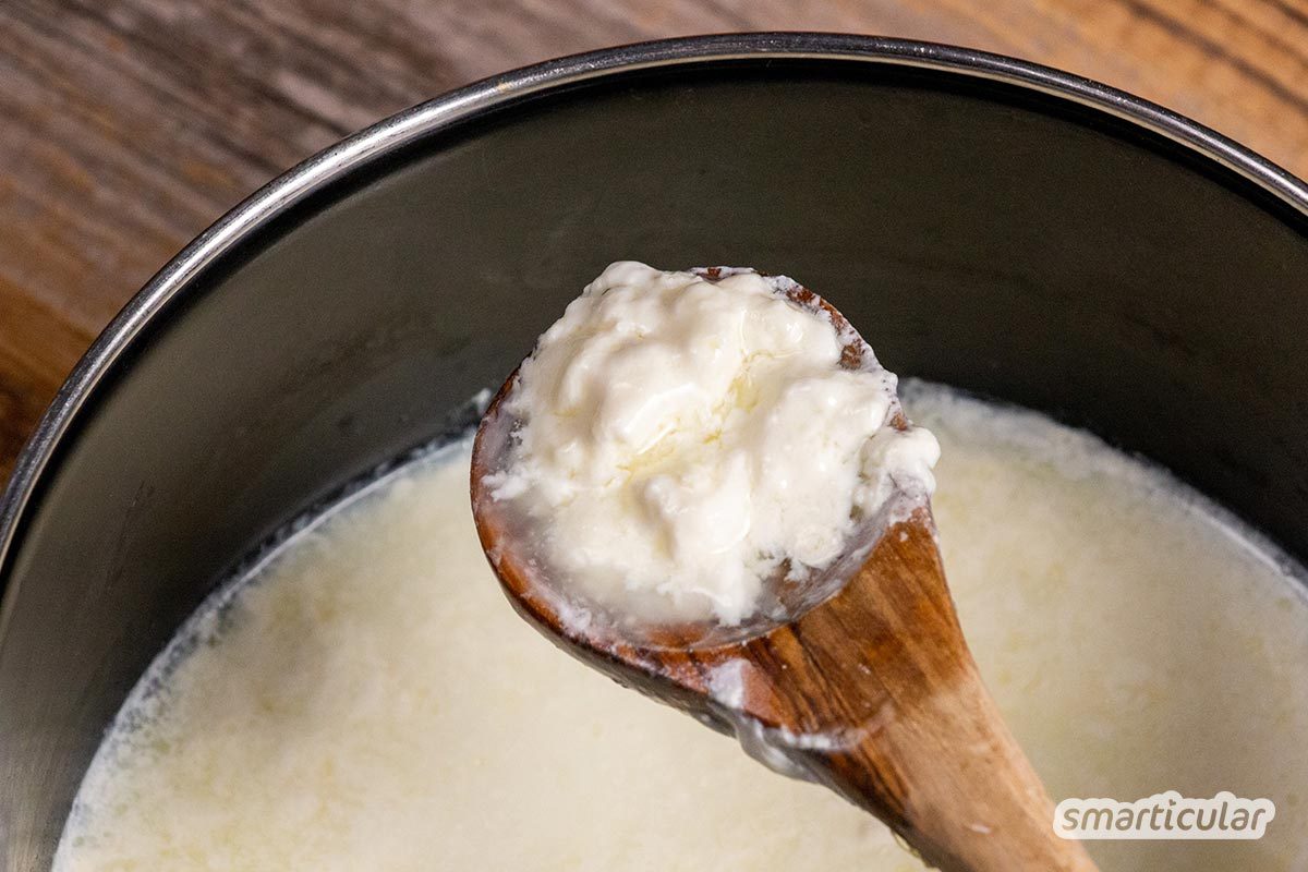 Mach deinen Quark doch einfach selbst: Das ist nicht kompliziert, und du brauchst nur wenige Hilfsmittel. "Umgekippte" Milch verarbeitest du so einfach weiter.