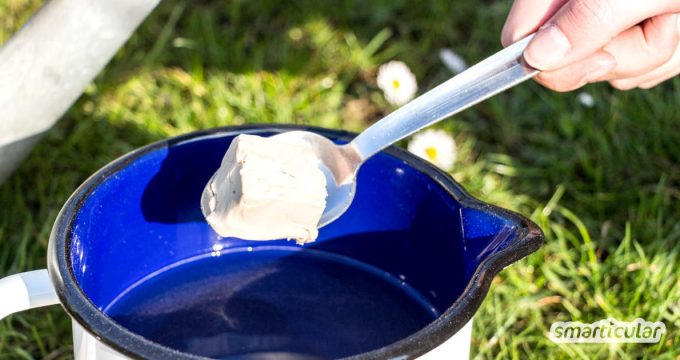 Mit einem selbst gemachten, natürlichen Kompostbeschleuniger wird die Zersetzung im Komposthaufen angekurbelt, und der Humus ist schneller fertig.