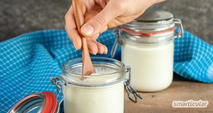 Stichfester oder cremiger Joghurt lässt sich mit dieser Methode ganz einfach selber machen - ohne Joghurtmaschine. Dabei kannst du außerdem Verpackungsmüll und Geld sparen.