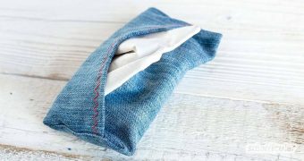 Eine Taschentüchertasche (Tatüta) kannst du schnell und einfach selbst nähen. Damit hast du Taschentücher aus dem plastikfreien Spender auch unterwegs dabei.
