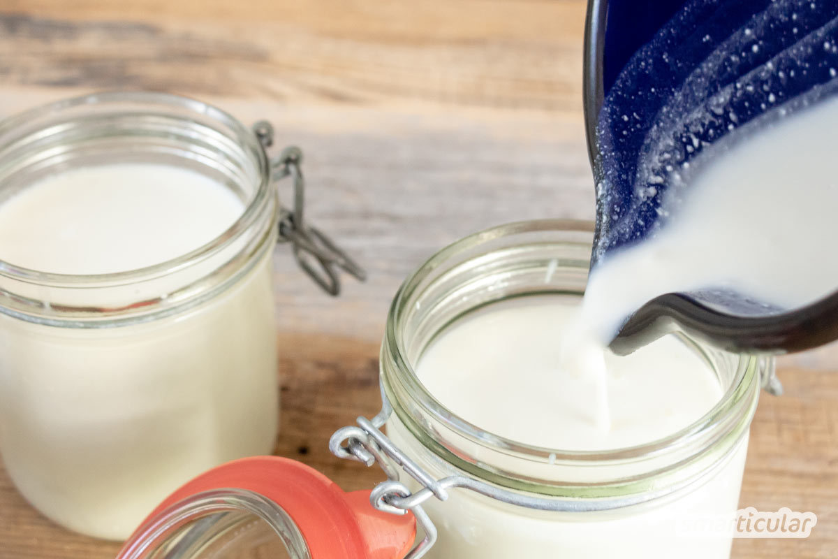 Stichfester oder cremiger Joghurt lässt sich mit dieser Methode ganz einfach selber machen - ohne Joghurtmaschine. Dabei kannst du außerdem Verpackungsmüll und Geld sparen.