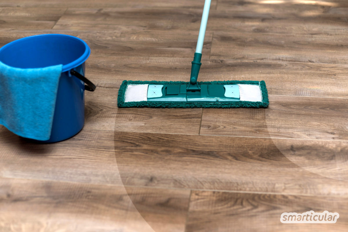 Laminat ist ein praktischer und pflegeleichter Bodenbelag. Nur ist es gar nicht so leicht, ihn streifenfrei zu putzen. Natürliche Hausmittel und ein paar Tipps helfen dir dabei, den Laminatboden richtig zu reinigen.