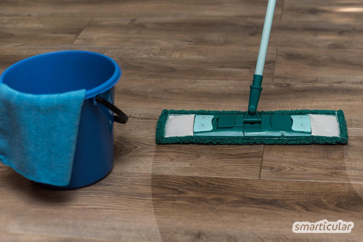 Mit einfachen Hausmitteln kannst du alle Fußböden reinigen - mehr ist fast nie notwendig. Mit Tipps für die Reinigung von Holz-, Naturstein-, Laminat- und anderen gängigen Bodenbelägen.