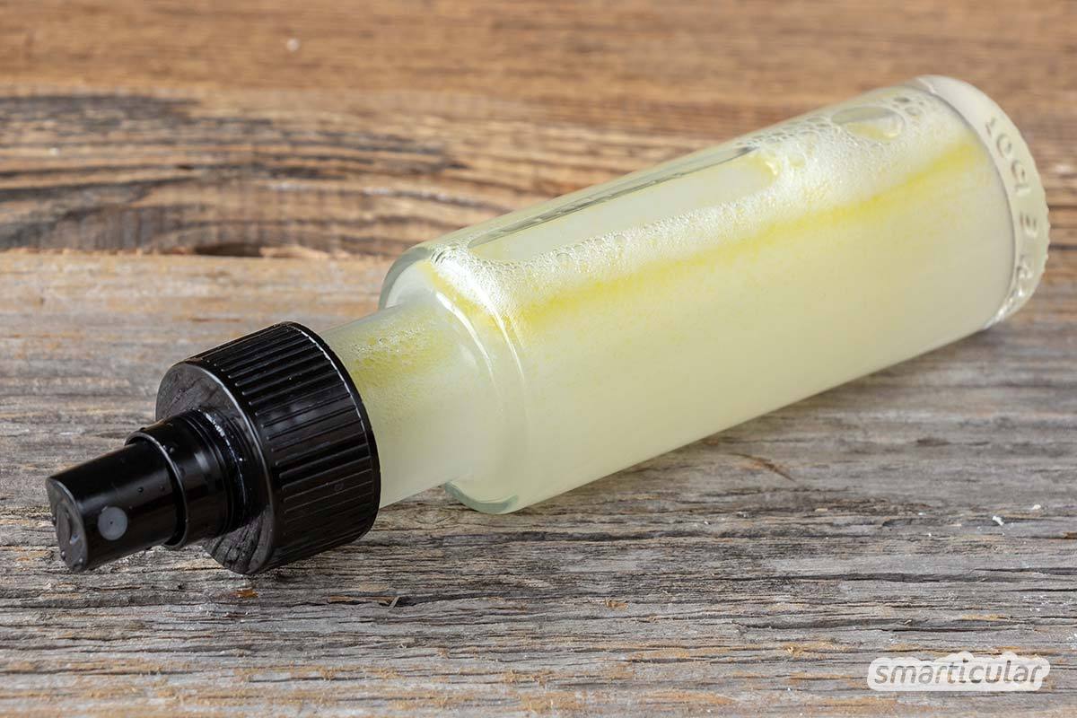 Ein Anti-Staub-Spray kannst du einfach selber machen aus natürlichen Hausmitteln. Es hilft, Staub in der Wohnung vorzubeugen, und pflegt glatte Oberflächen.