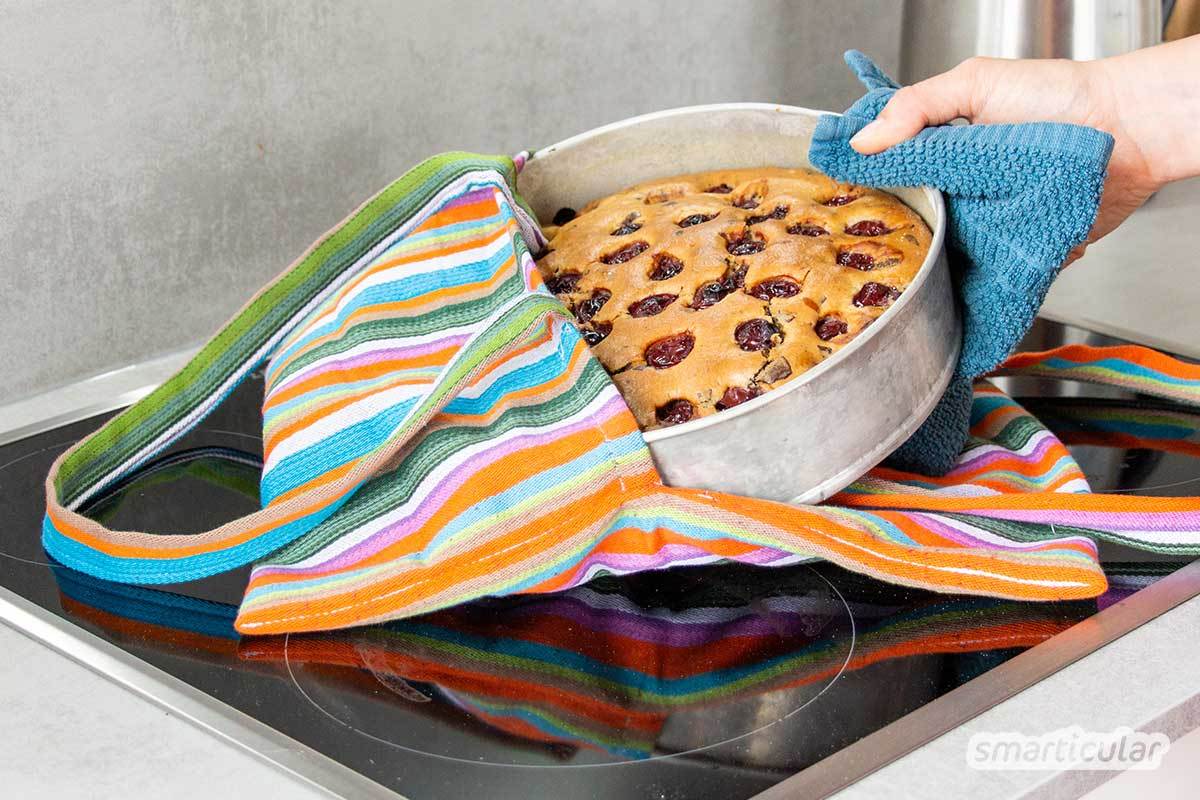 Eine Kuchen-Transporttasche kannst du aus einem ausgedienten Geschirrtuch selber nähen. Damit lassen sich Backformen, Salatschüsseln usw. bequem transportieren.