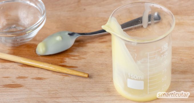Bei der Herstellung eigener Kosmetik und Putzmittel verbleiben oft Wachsreste und Fett an den Utensilien. Wie du sie einfach mit Hausmitteln reinigen kannst, erfährst du hier.